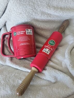Lot Of Winter Wonder Lane 3 Cup Deluxe Flour Sifter & Silicone Rolling Pin Red